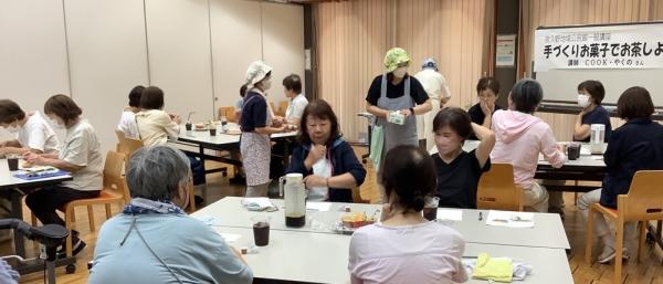 受講生が一緒にお茶をしている様子です