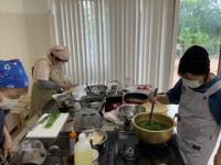 料理をする参加者