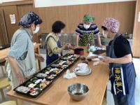 料理を盛り付ける参加者