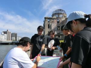 広島でのピースメッセージを集める様子