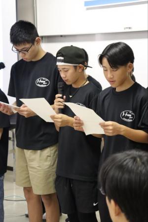 学習報告する中学生