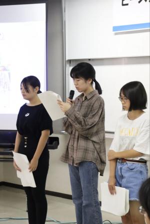 学習報告する高校生