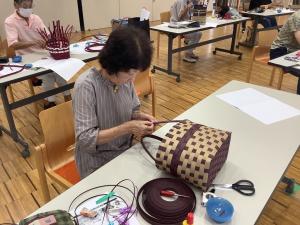 クラフトバンドのかごの講座の風景です