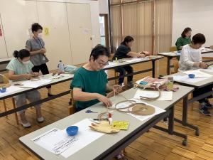受講生がクラフトバンドをサイズごとに切りかけた様子です