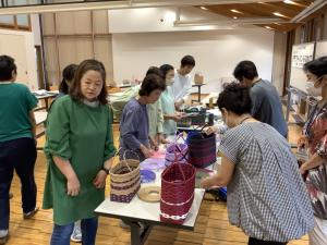 次回のかごに使うテープを選んでいる様子です