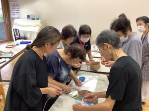 様々なかごの編み方を説明している様子です