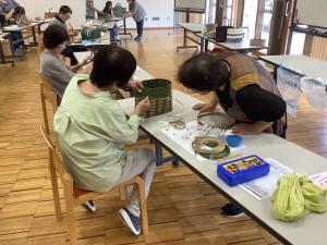 編み方にもいろいろな種類があることを説明している様子です