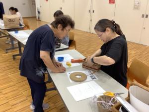 受講生の編み方を確認している様子です