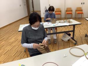 ちいさいかごをしあげている様子です