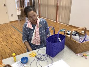 かごの仕上がり具合を確認している様子です