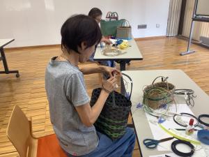 かごの持ち手を作っている様子です