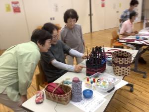 受講生同士が作品の仕上がりを話している様子です