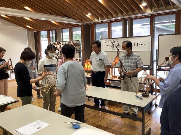 灯りの型枠を選んでいる様子です