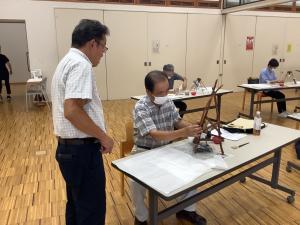 紙の貼る部分を確認している様子です