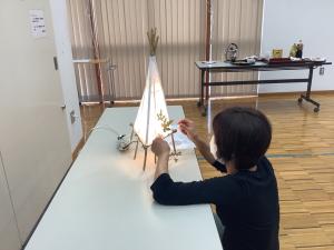 ライトをつけて仕上がりを確認している様子です