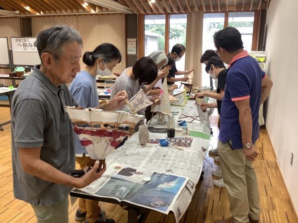柿渋を塗っている様子です