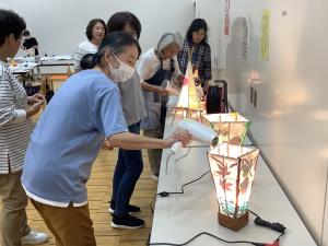 灯りの和紙を乾かしている様子です