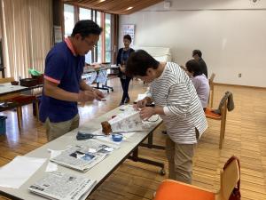 講師に貼り方の指導をお願いしている様子です