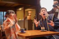 飲食店の中で驚く明智ひかりと光善