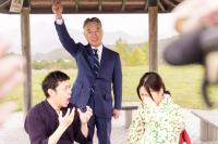 悲しむ明智さきとあわてる光善。バックには腕を上げた市長。