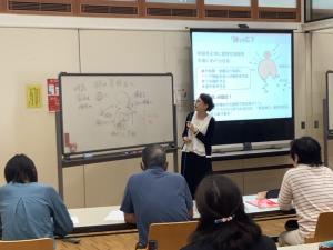 講師がホワイトボードを使って説明をしている様子です