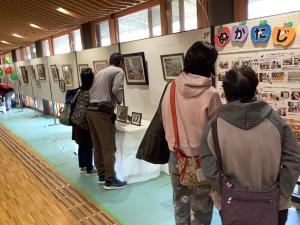 エントランスの作品展示の様子です