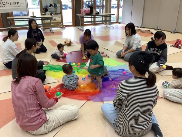 ボールやスカーフを使って赤ちゃんが遊んでいる様子です