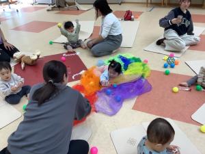 赤ちゃんがスカーフで楽しんでいる様子です