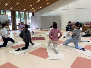 お母さんが腰のストレッチをしている様子です