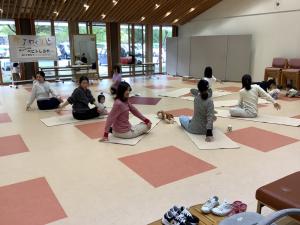 お母さんがヨガをしている様子です