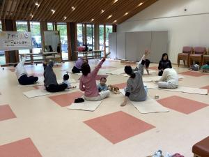 子どもを自由に遊ばせながらヨガをしている様子です