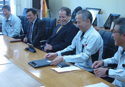 試作品のタブレットケースを手に取り歓談