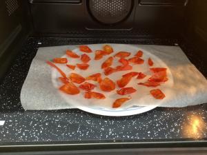 トマトの皮乾燥中