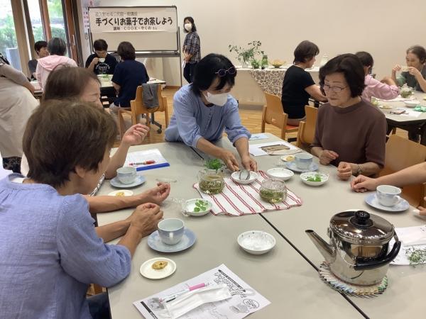 ハーブティを味わっている様子です