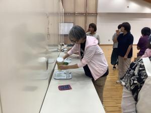 別のハーブティを淹れている様子です