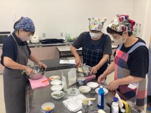 最初にハーブクッキーの材料をこねている様子です