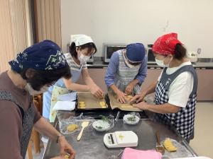 クッキーの形に作っている様子です