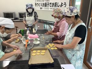 クッキーの形を作っている様子です