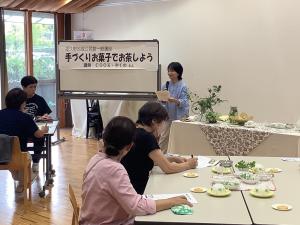 ハーブの説明をしている様子です