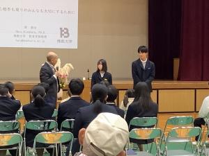 講師が生徒に話しかけている様子です