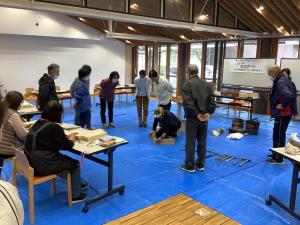 木箱を作る模範作業を見せている様子です