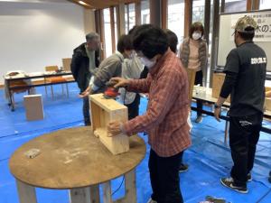 木箱を磨いている様子です