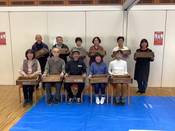 作品を持つ全員の集合写真です