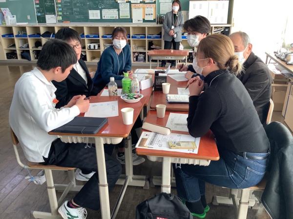 教室で夜久野のみらいについて意見交流をしている様子です