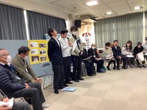 全体会で発表している様子です