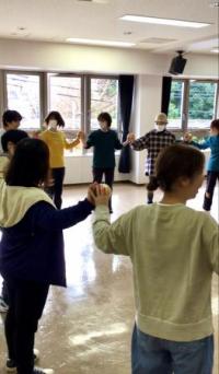 みんなで輪になって体操