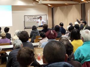 講師が体操をしている様子です