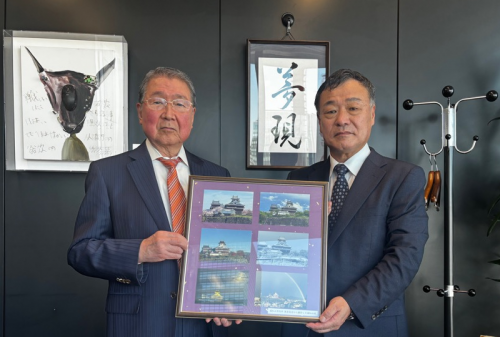 福知山城の写真を入れた額を藤田会長へ手渡す廣田教育長