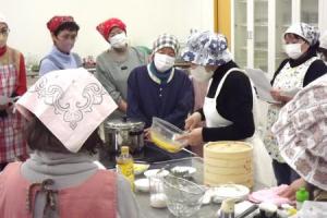 講師が作り方のお手本を見せている様子です