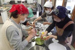 受講生がカップケーキを作っている様子です